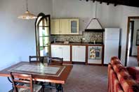 Die Küchenzeile in Casa Calvana bietet mehr Platz, da das Haus breiter als die anderen ist.